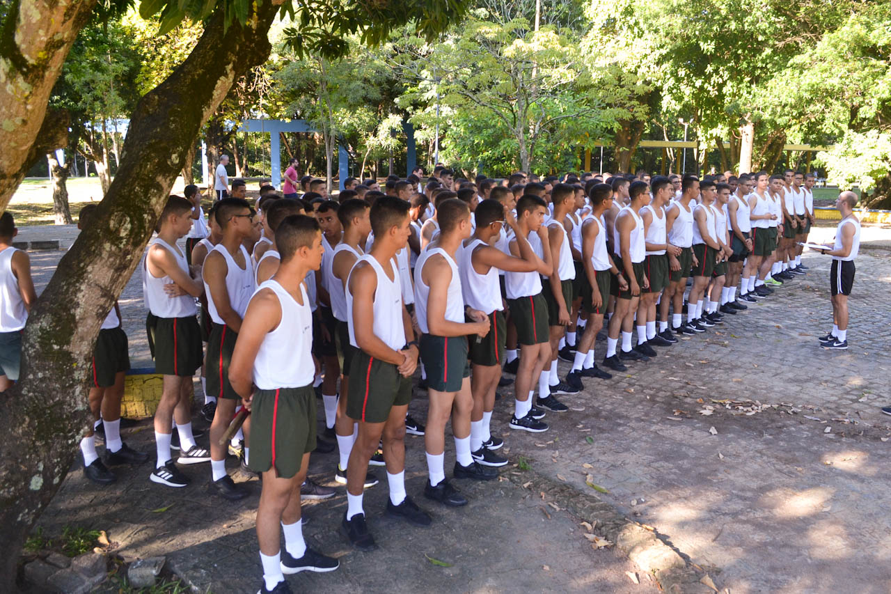 Alunos realizam a Avaliação Formativa de Treinamento Físico Militar