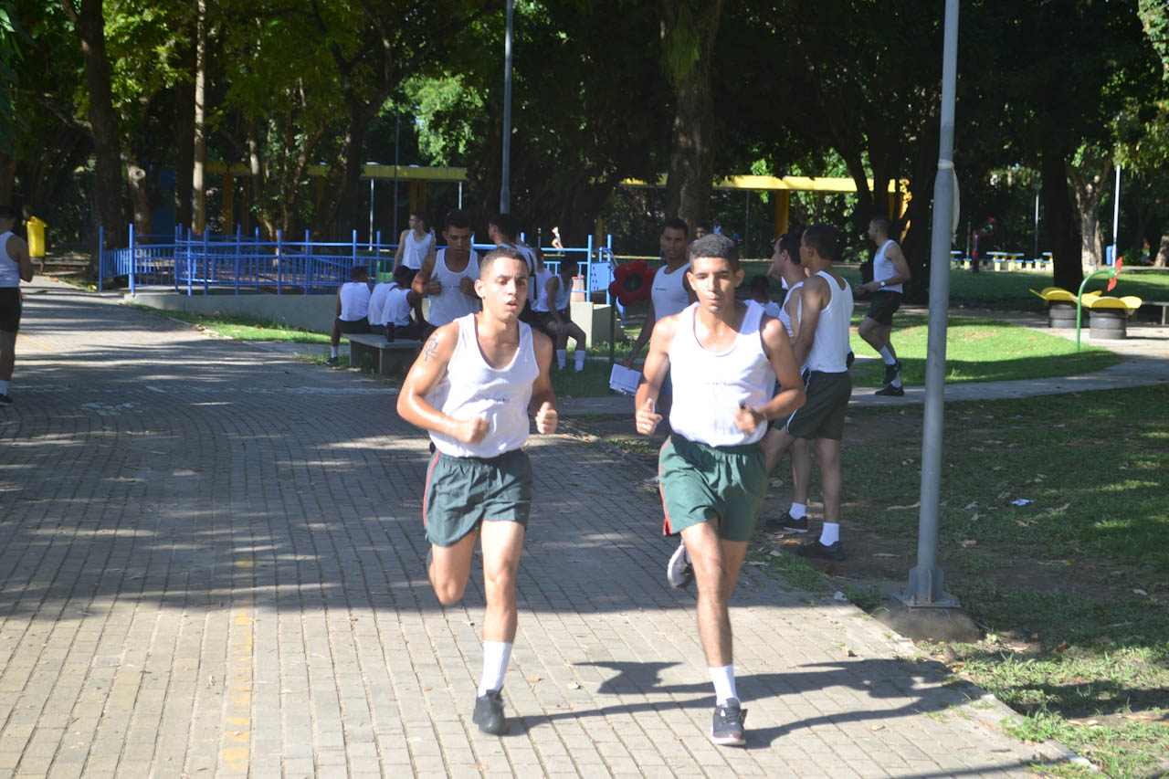 Alunos Realizam A Avalia O Formativa De Treinamento F Sico Militar